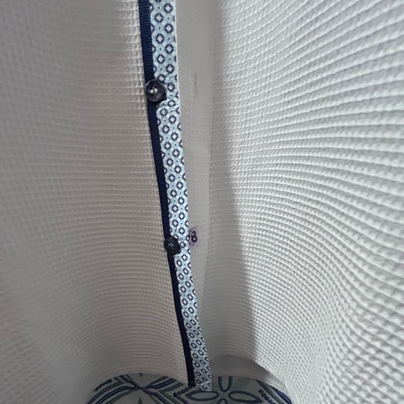 Stone Rose Textured White Shirt with Blue Pattern, NWOT All Buttons GREAT SHAPE - Picture 4 of 9